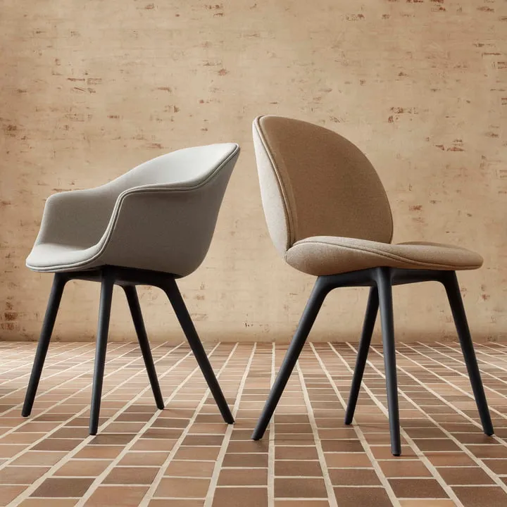 Gubi - Bat Dining Chaise rembourrée (plastique)