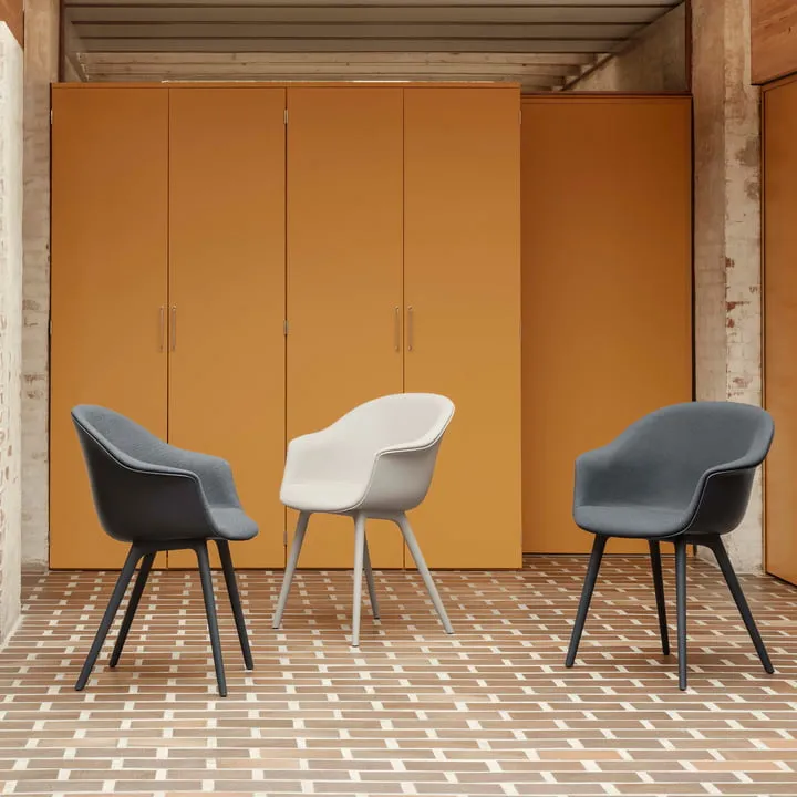 Gubi - Bat Dining Chaise rembourrée (plastique)